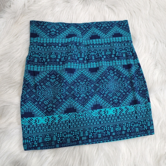 Charlotte Russe Geometric Print Pull-on Stretch Mini Skirt - Picture 4 of 5